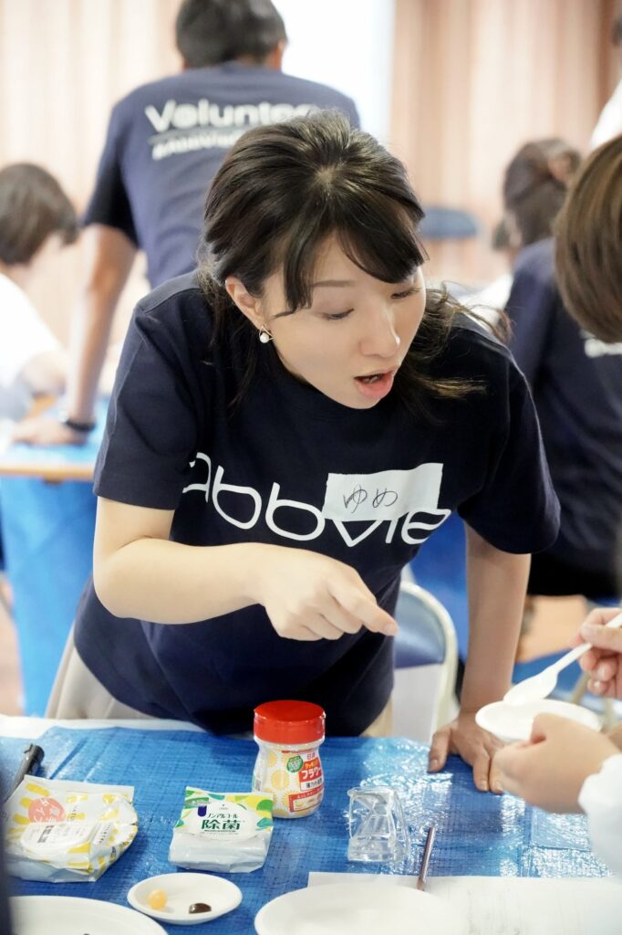 An AbbVie volunteer leads an Engineering program in Japan.